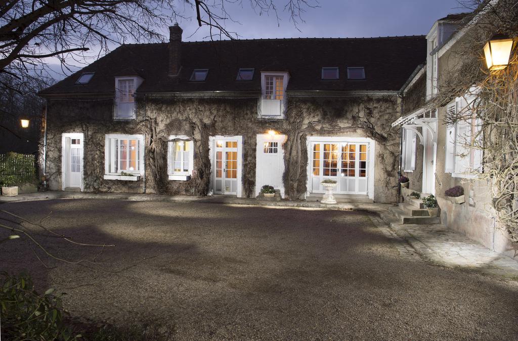 Aux Charmes De Maintenon Exterior photo