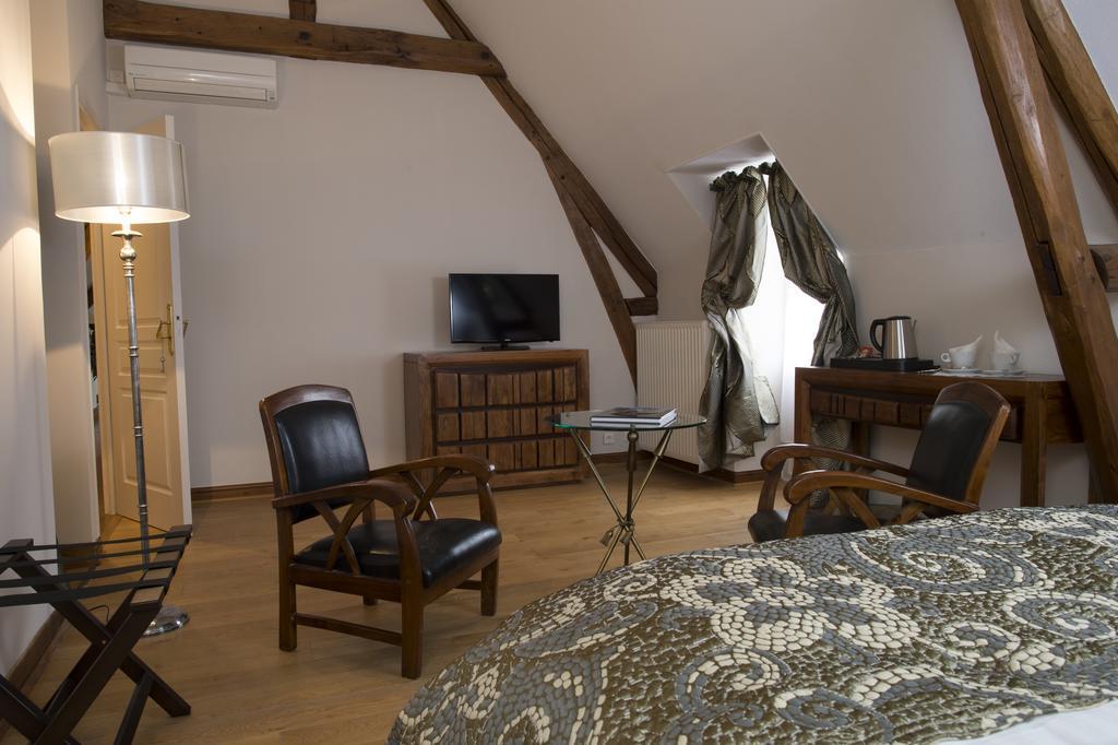 Aux Charmes De Maintenon Exterior photo