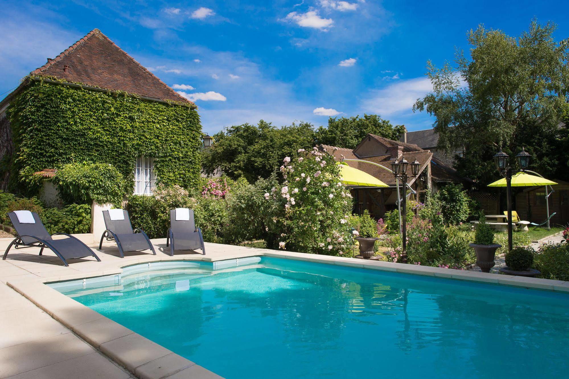 Aux Charmes De Maintenon Exterior photo