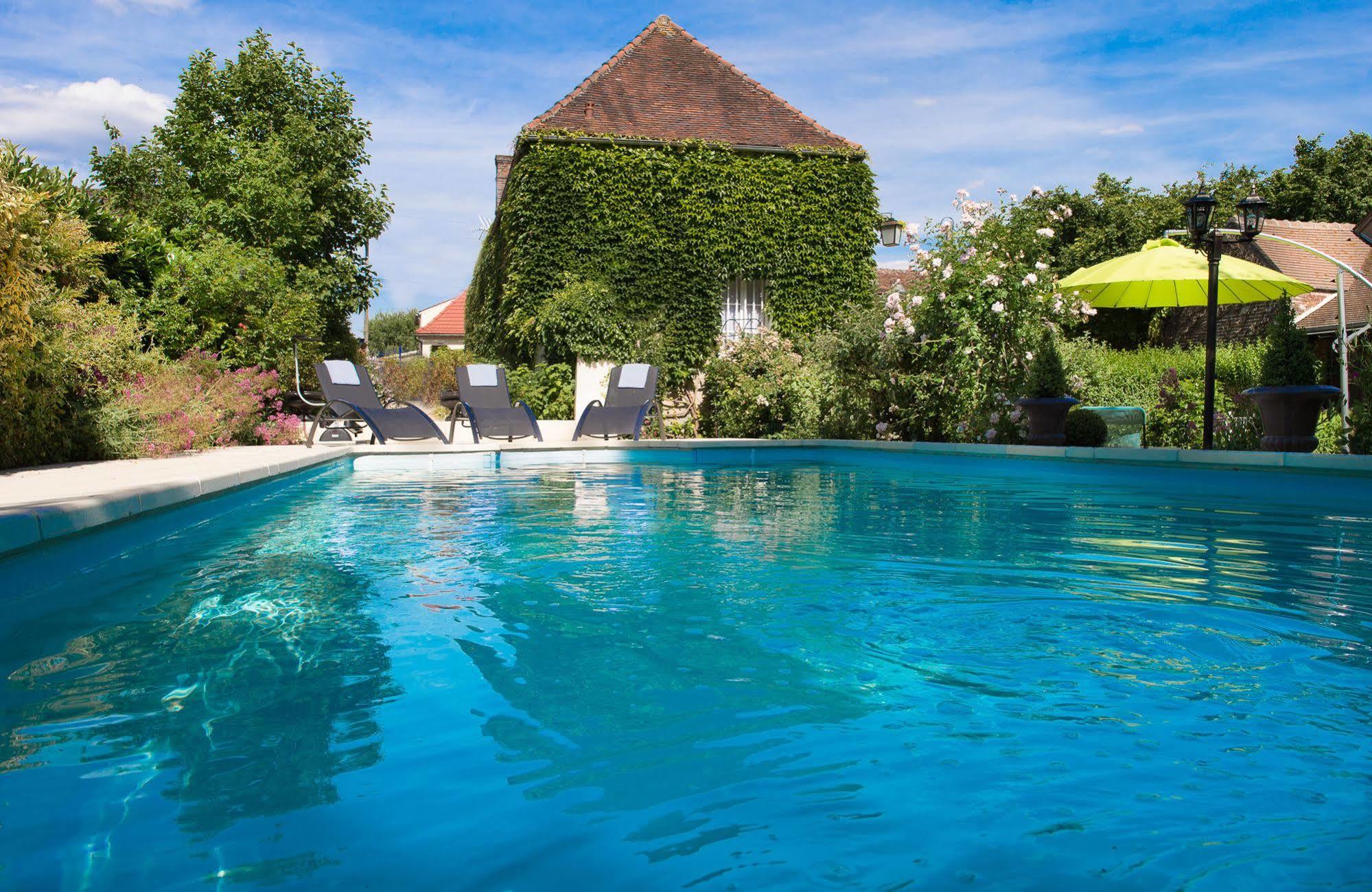Aux Charmes De Maintenon Exterior photo